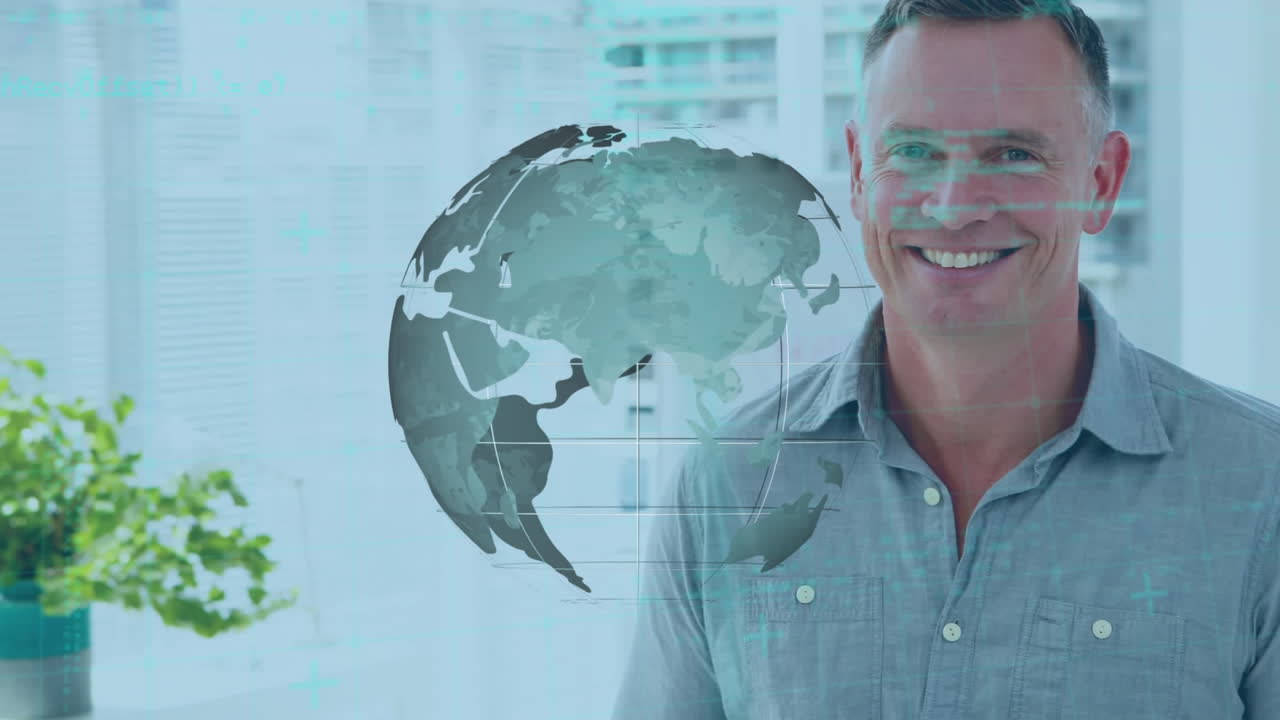 animación de globo giratorio y procesamiento de datos sobre un empresario caucásico sonriente en el lugar de trabajo