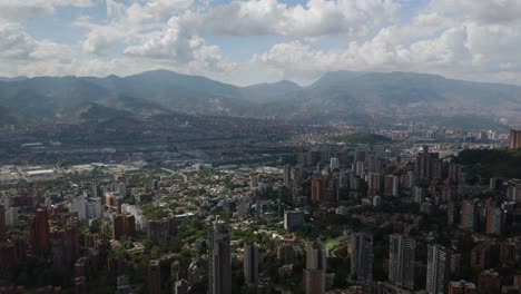 muy por encima de los edificios de apartamentos en el valle de aburra con las montañas de los andes en segundo plano.