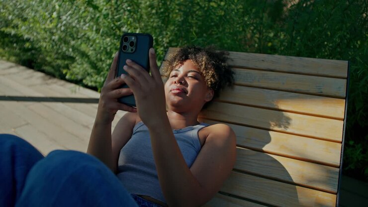 Donna che si rilassa con il cellulare