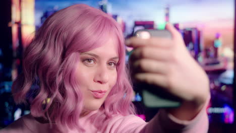 una fiestera de cabello rosado se toma selfies en un teléfono inteligente con una colorida escena de ciencia ficción en el fondo