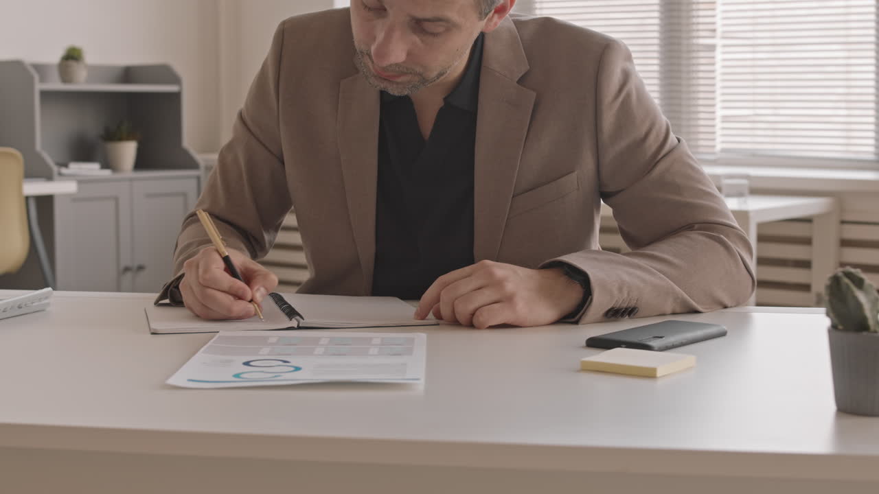 Manager che lavora alla scrivania in ufficio
