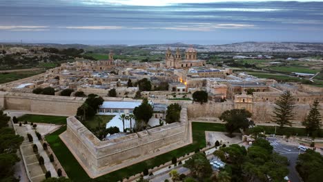 Luftaufnahme-Der-Altstadt-Und-Der-Burg-Von-Mdina,-Malta