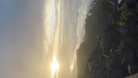 Vista-Vertical-De-Una-Puesta-De-Sol-Sobre-Las-Montañas-Y-El-Mar-En-Las-Azores,-Portugal.