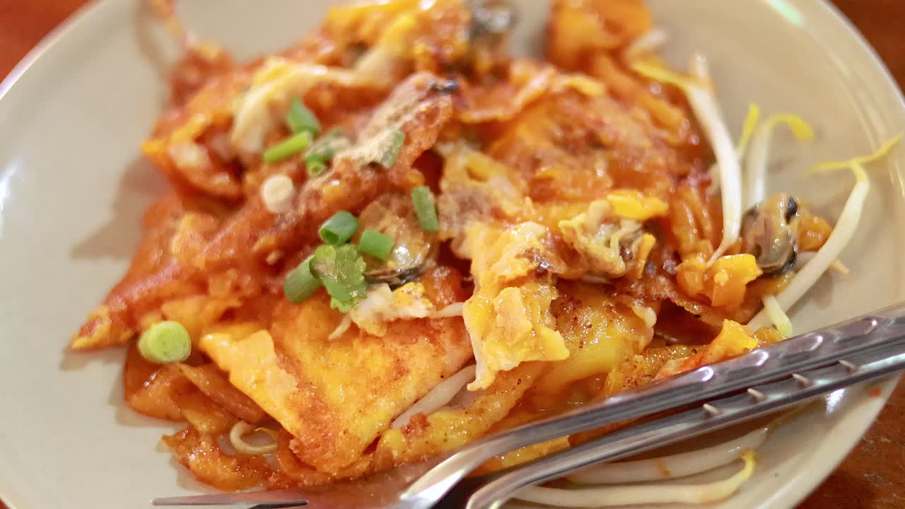 방 시장에서 제공되는 맛있는 패드 태국