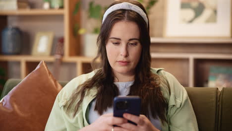 mujer usando un teléfono inteligente en casa