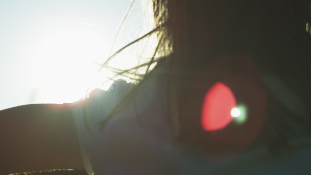 Женщина наслаждается закатом солнца.