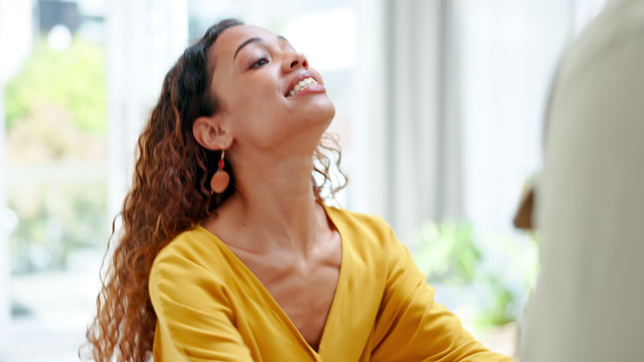 Stress, litigio e coppia che litiga in appartamento