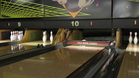 League-Bowling-Mit-Mehreren-Strikes-Auf-Zwei-Retro-Bahnen