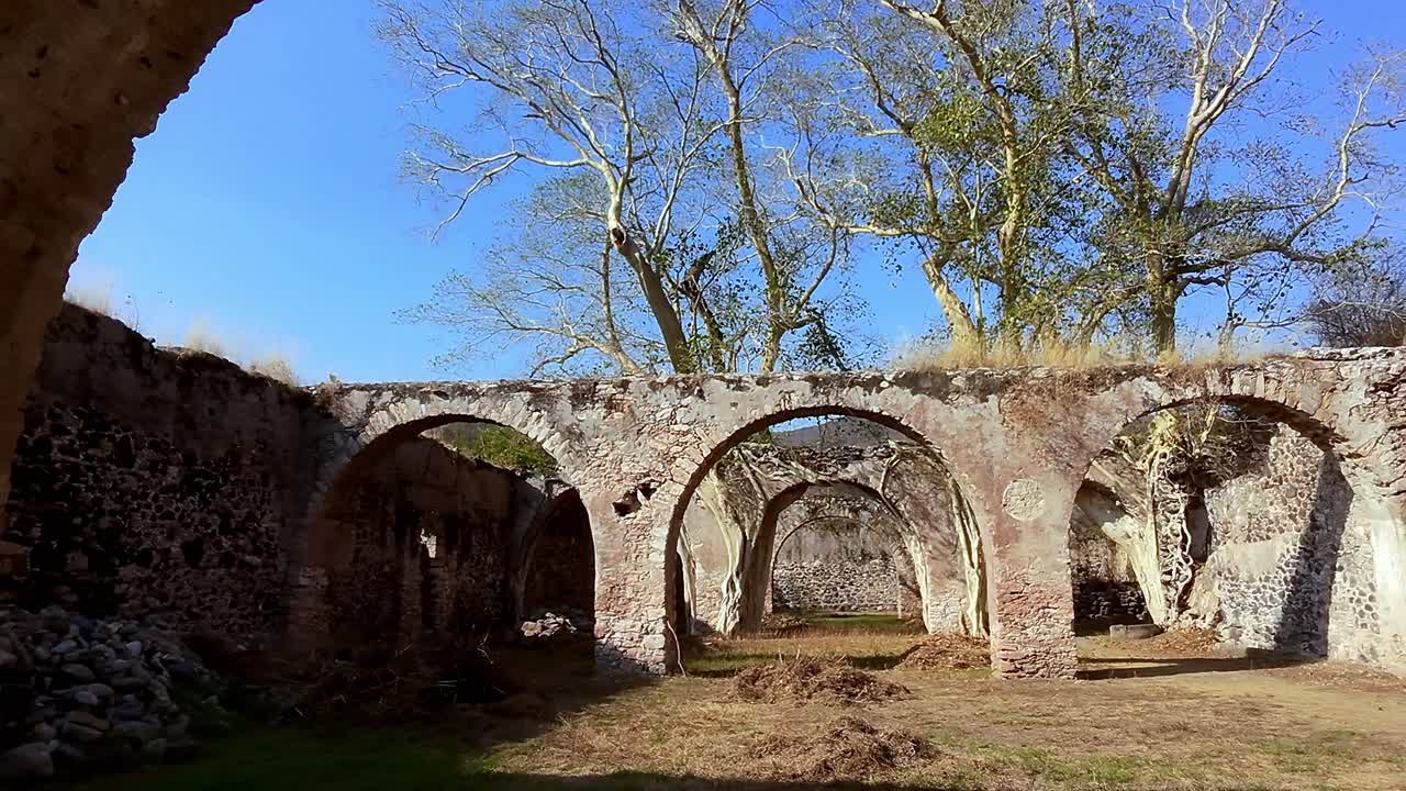 Short exploration of the underworld of the impressive Hacienda ruins in Mexico