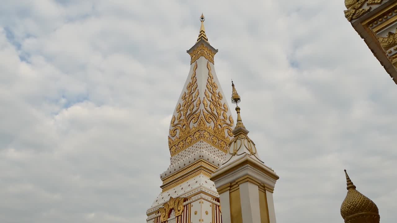 Filmato di Wat Phra That Phanom, Famoso tempio buddista, Punto di riferimento della provincia di Nakhon Phanom, Thailandia.