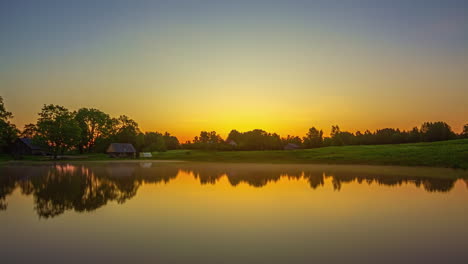 Vista-Pintoresca-Del-Atardecer-Hasta-El-Amanecer-Sobre-Un-Lago-Sereno-En-El-Campo