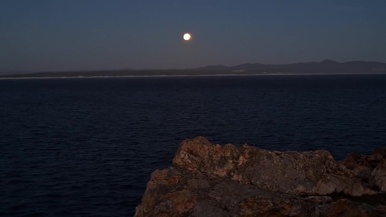 Fuldmåne stiger op over havet
