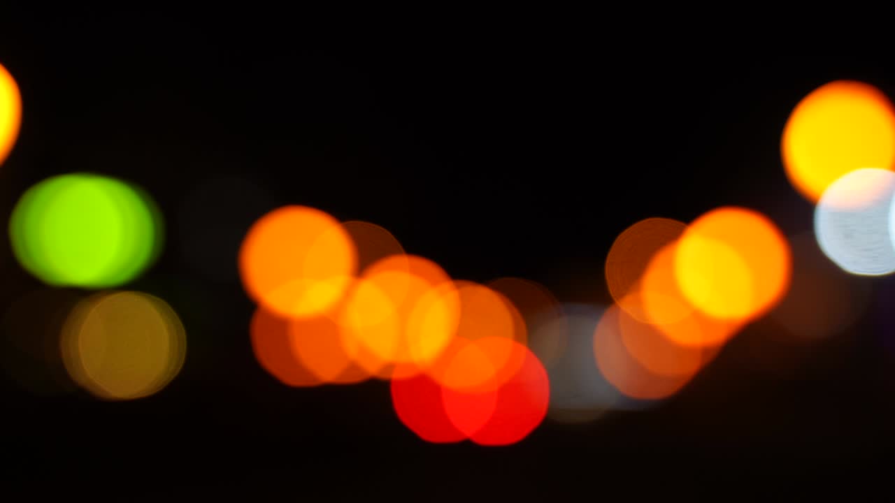 el tráfico de bokeh borroso en la carretera por la noche en una gran ciudad.