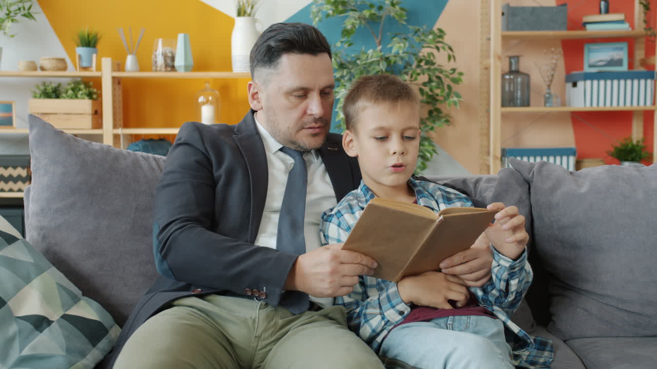 padre e hijo leyendo juntos