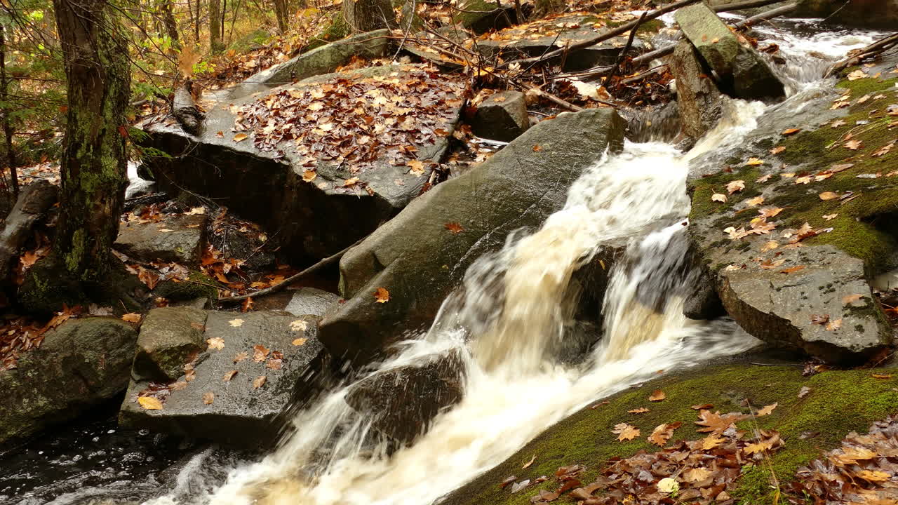 rápidos sobre enormes rocas que se precipitan desde la montaña en la temporada de otoño