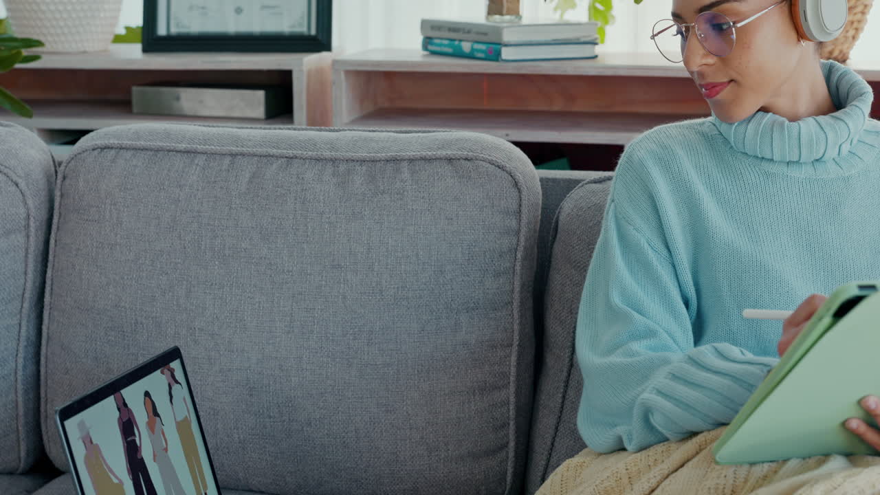 mujer aprendiendo diseño de moda en línea