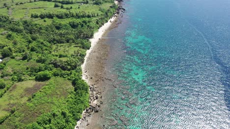 Paisaje-Marino-Tropical-En-La-Playa-De-Arena-Blanca-En-Un-Día-De-Verano---Paraíso-Natural-En-Negros-Orientales,-Filipinas---Drone-Aéreo