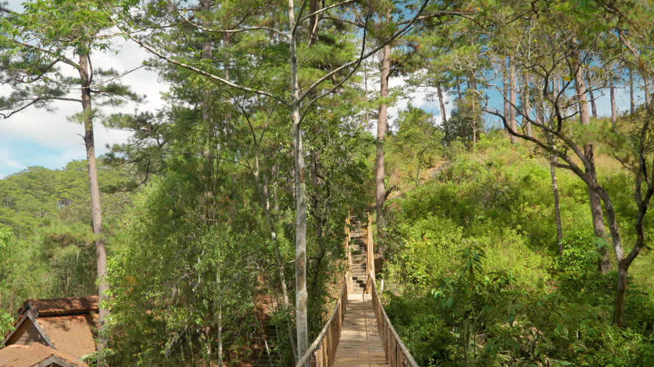 puente rústico de bambú sobre el valle del bosque en la aldea popular de cu lan, da lat, vietnam