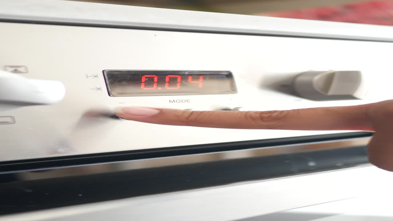 Primo piano di una persona che usa un timer da forno