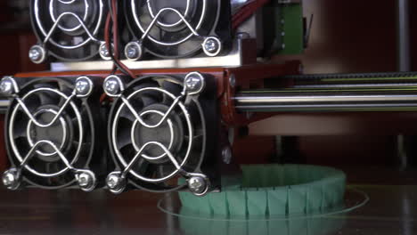 máquina de impresión 3d en el trabajo en la creación de un nuevo objeto