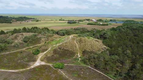 Toma-Aérea-De-La-Colina-Hostbjerg-En-La-Isla-Romo-En-Dinamarca