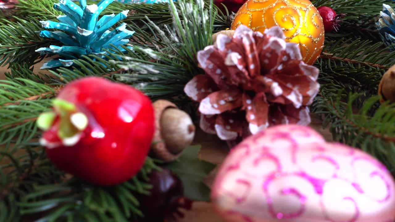 Decorações Natalinas Festivas com Enfeites e Galhos de Pinheiro
