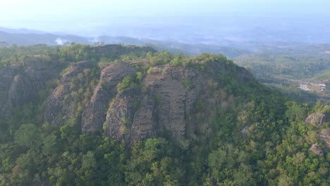 Vista-De-Drones-Desde-La-Cima-Del-Volcán-Prehistórico-Nglanggeran