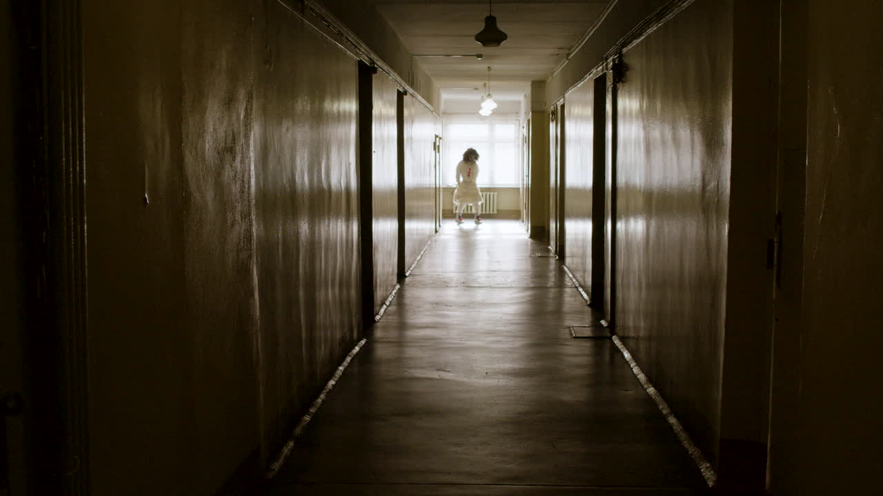 어두운 복도에서 조롱거리