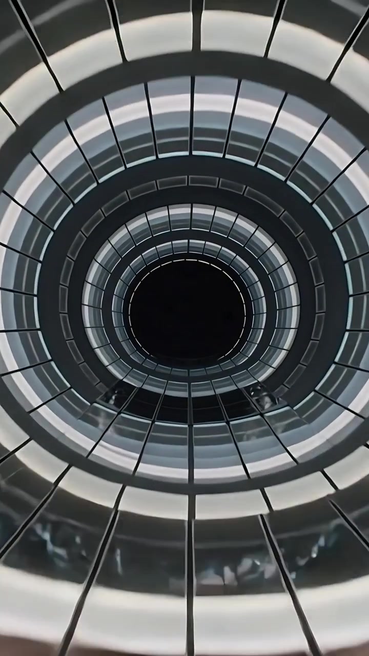 Video verticale: Inclinazione della telecamera che mostra il pozzo dalla base, gli anelli e il vuoto centrale per evidenziare la profondità.