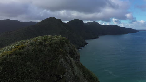 Malerische-Landschaft-Des-Whatipu-Strandes-Mit-Hohen-Klippen,-Huia-Reservat