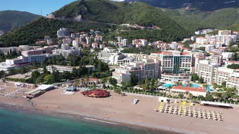 imágenes de drones de becici, ciudad cerca de budva, un gran centro turístico en el mar adriático