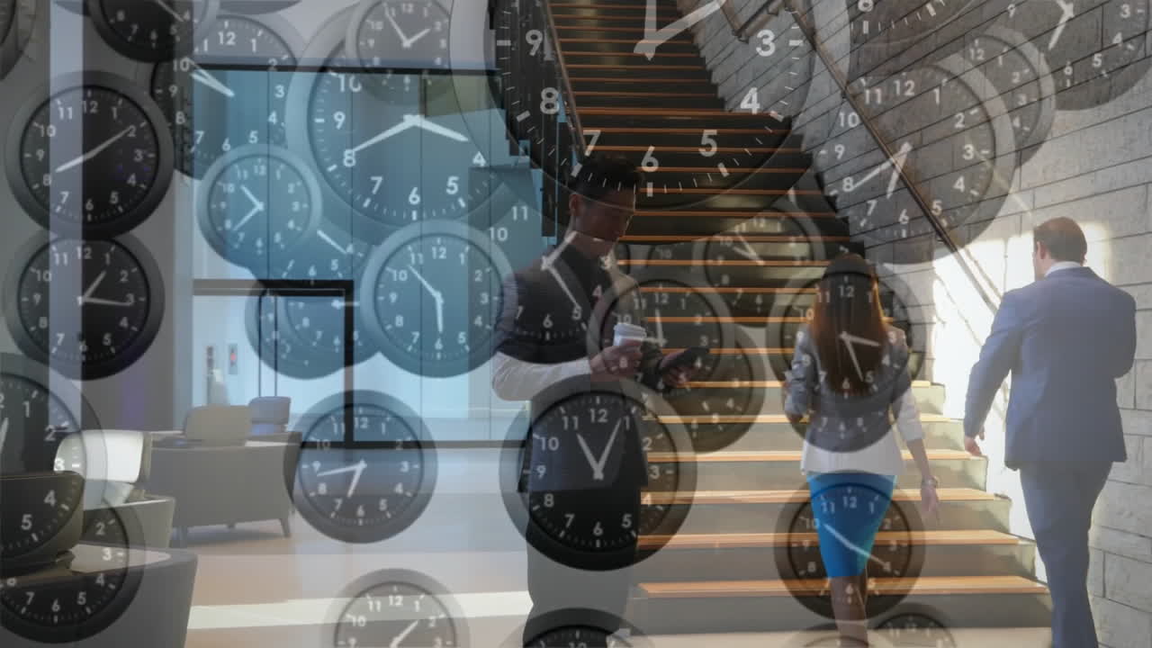 animación de relojes cayendo con manos rápidas sobre empresario caucásico usando teléfono inteligente en el vestíbulo