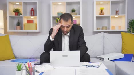 trabajador de oficina en casa que se queda dormido.