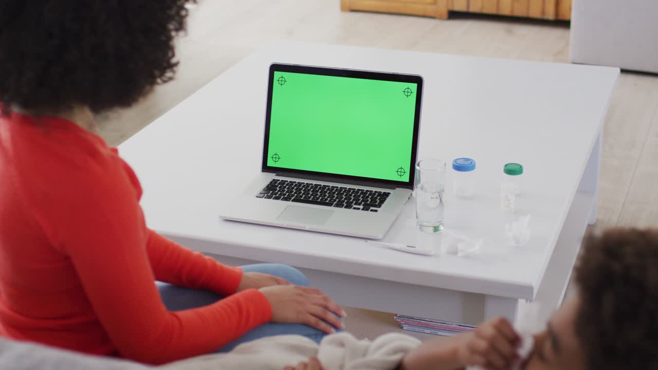 mujer usando laptop en casa