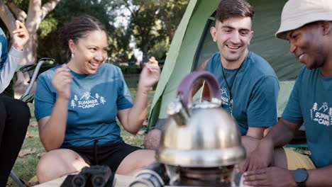 guitarra, baile y acampar con amigos voluntarios