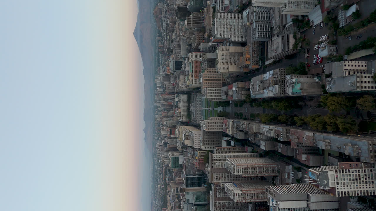 Santiago de Chile La Moneda vista aérea con desplazamiento vertical.