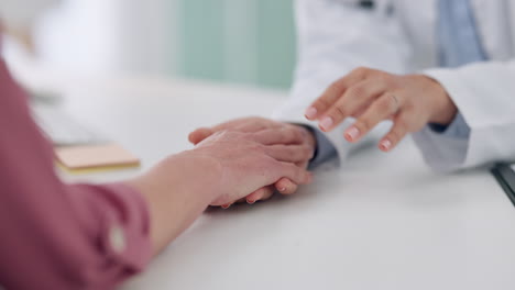manos, médico o mujer con empatía en la oficina