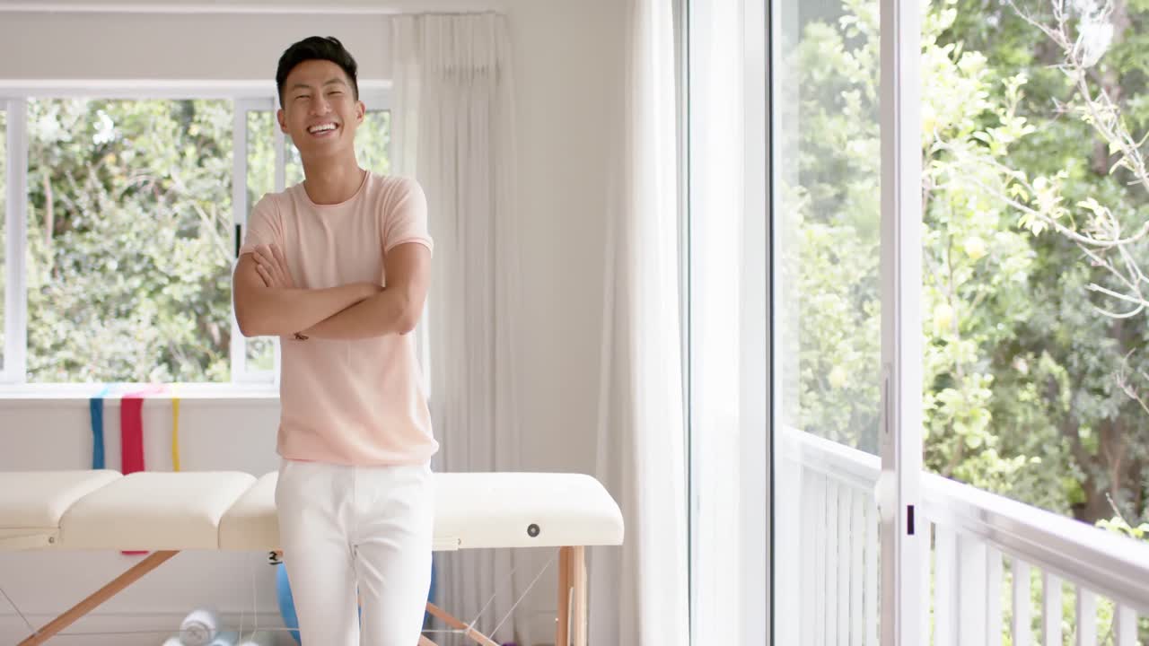 복사 공간, 슬로우 모션과 함께 스튜디오에서 행복한 두 인종 남성 물리 치료사의 초상화