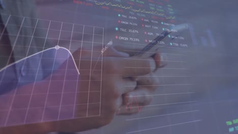 animación de procesamiento de datos estadísticos y de mercado de valores sobre la sección media del hombre utilizando un teléfono inteligente