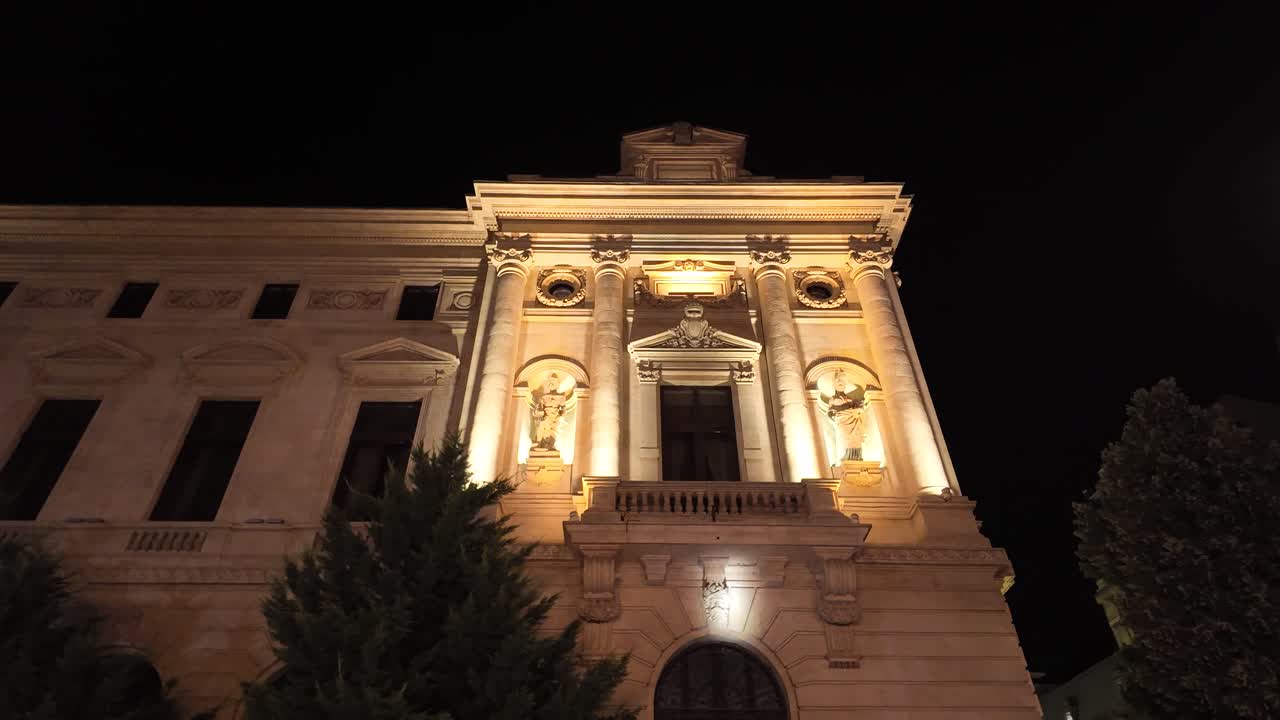 Panoramica sulla facciata illuminata della Banca Nazionale della Romania a Bucarest