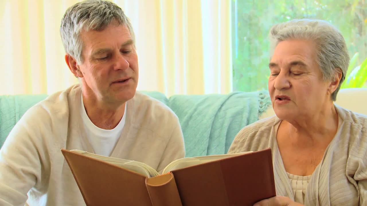 Casal aposentado olhando um álbum