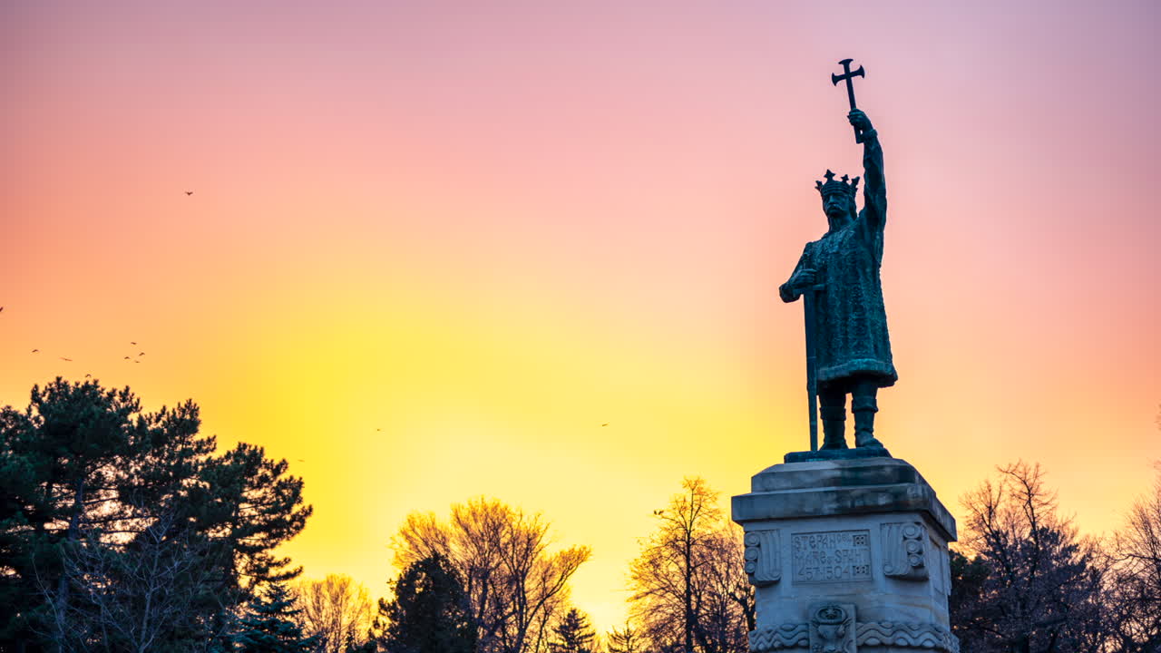 Chisináu, Moldavia, 10 de enero de 2023: Monumento a Esteban el Grande en el centro de la ciudad, al atardecer