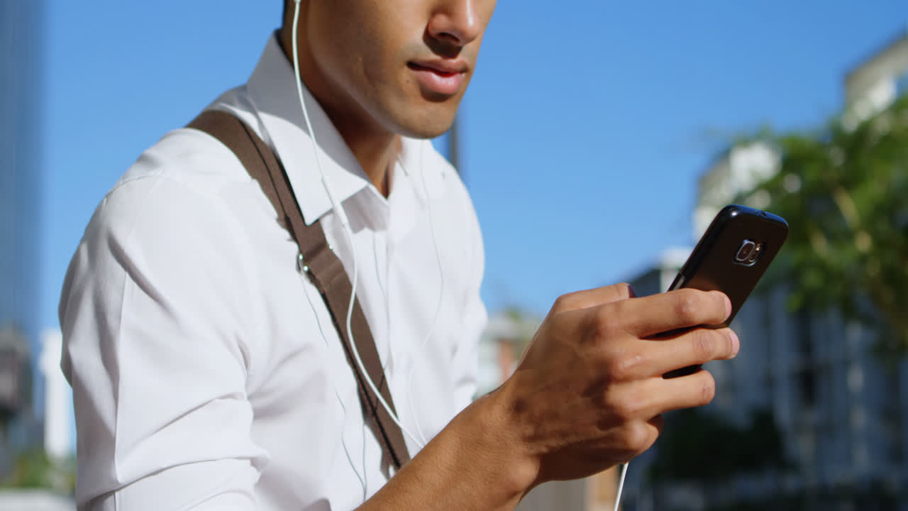 4k 밖에서 휴대 전화로 이야기하는 남자