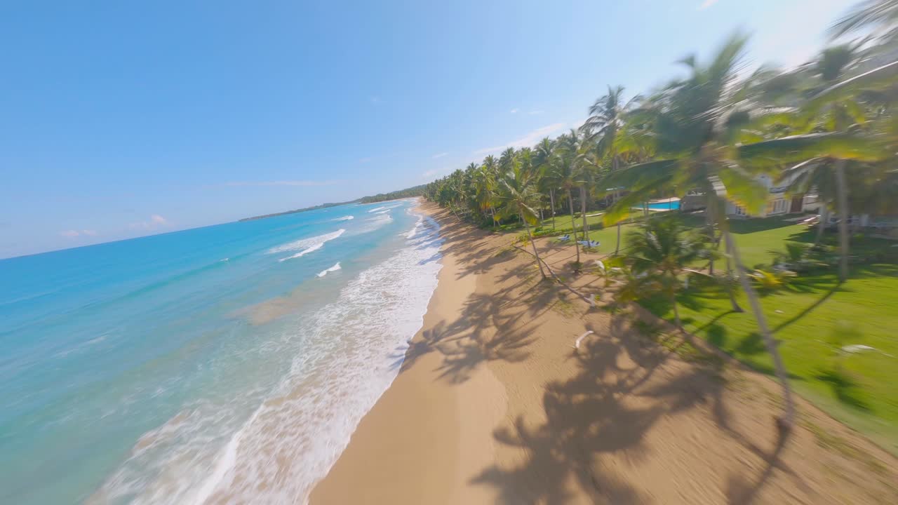 hermoso día soleado en playa coson, república dominicana - toma aérea