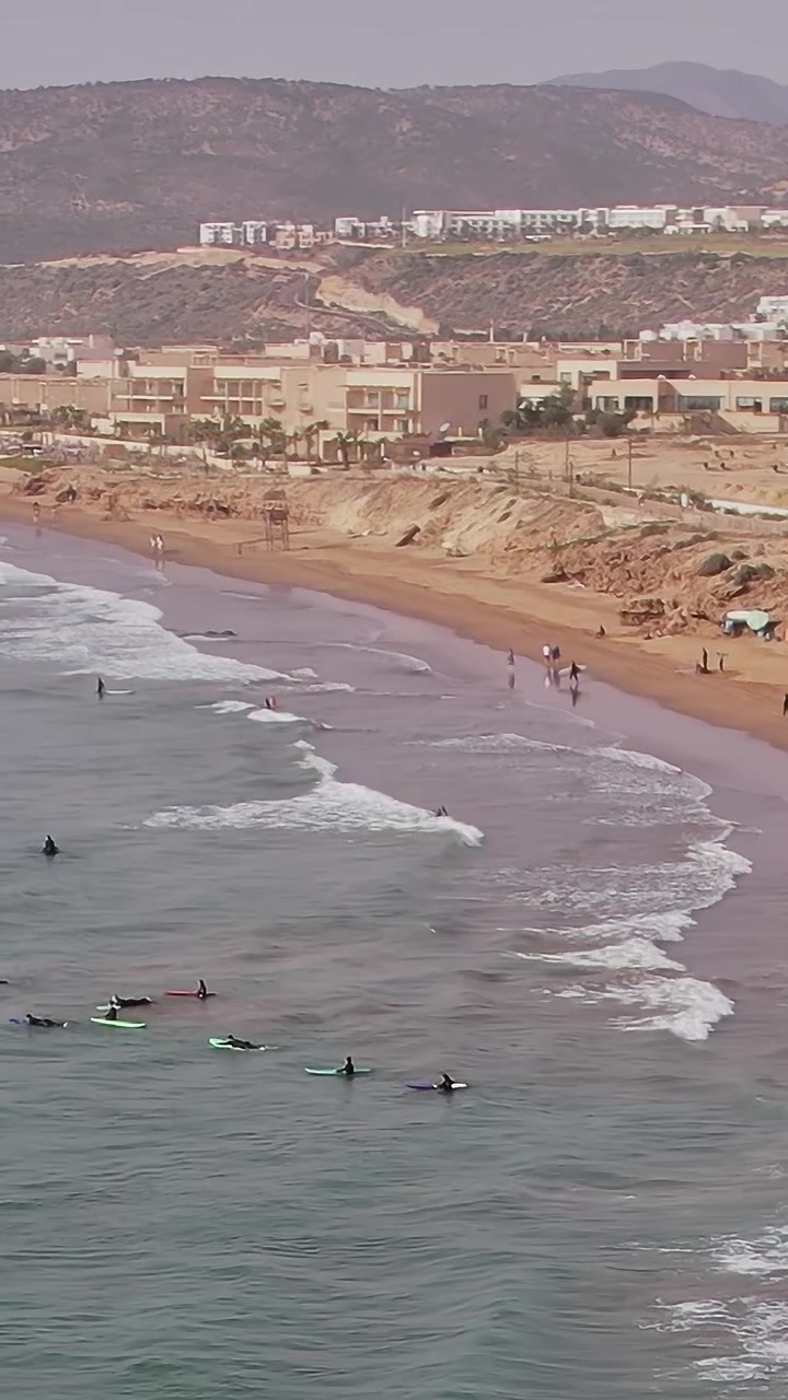 Surf en la costa de Marruecos con vistas al litoral.