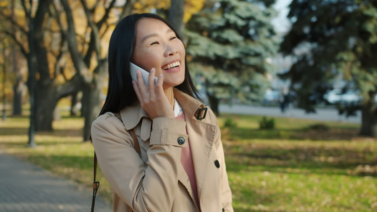 공원 에서 전화 로 이야기 하는 여자