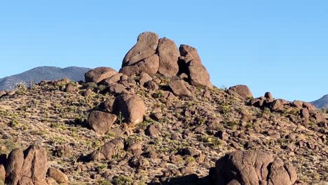 Grandes-Rocas-Amontonadas-En-La-Cima-De-Una-Montaña-En-El-Desierto-De-Mojave---Las-Vegas,-Nevada