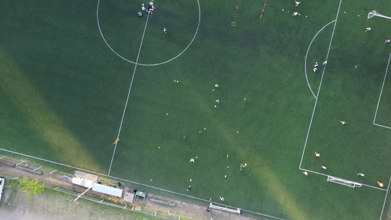 вид сверху на футбольную тренировку в клубе буэнос-айреса на закате, аргентина