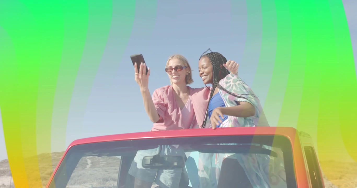 Decappottabile rossa che si ferma nel deserto, turisti che aprono il tettuccio apribile e scattano un selfie con il telefono rivedendo lo scatto.