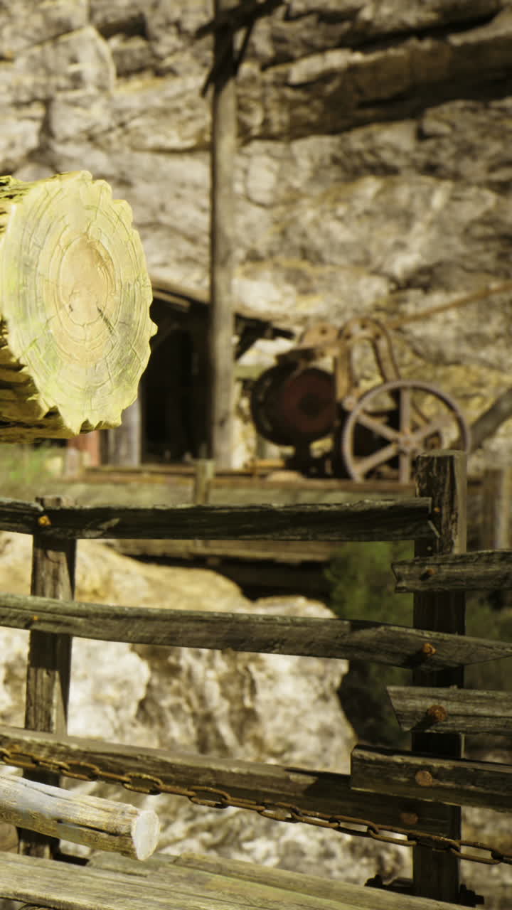 Ruota di legno rustica e tronco in un vecchio sito minerario durante l'ora d'oro